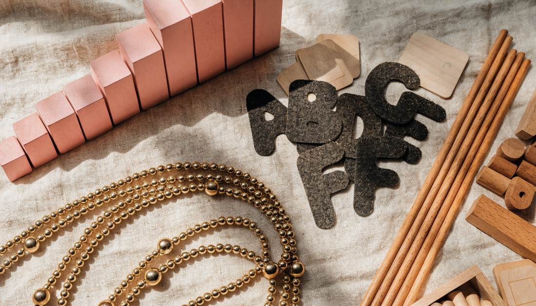 Montessori vzdělávací materiály na lněném povrchu