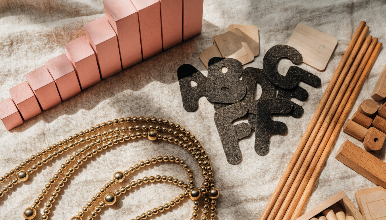 Montessori vzdělávací materiály na lněném povrchu